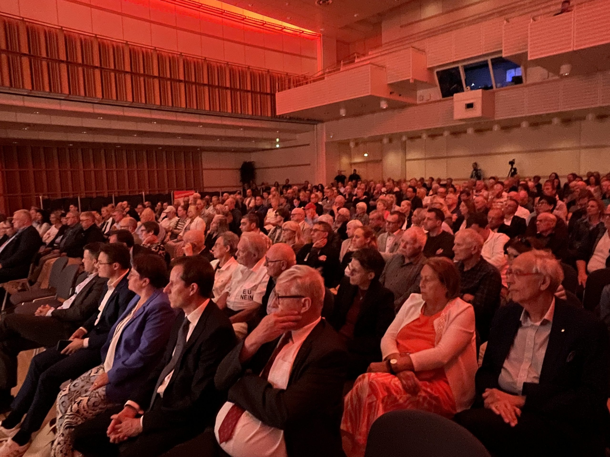 Ein grosses Publikum folgt im vollen Lorzesaal den Ausfuehrungen einer hochkarätigen Runde